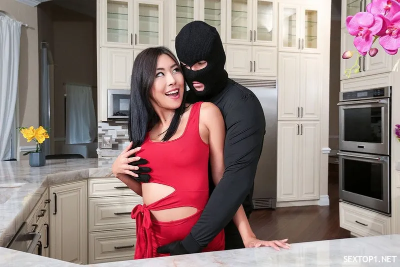 Em nhân viên vì tiền mà chấp nhận yêu cầu biến thái của gã quản lý
